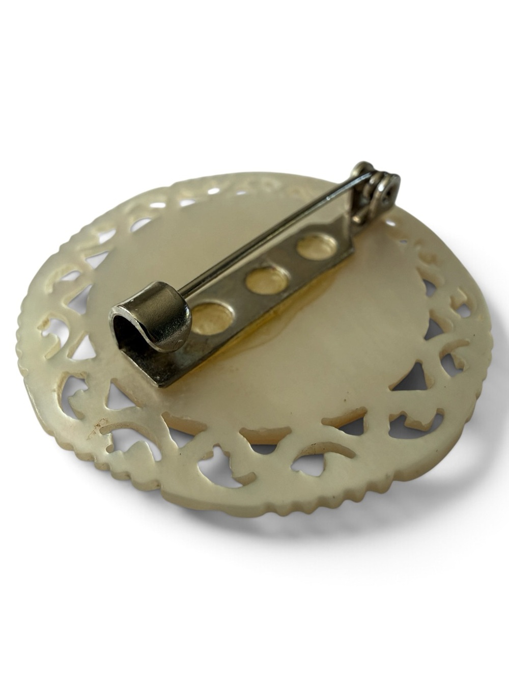 Vintage 1940s–1950s Mother Of Pearl Brooch,  Mid‑Century C‑Clasp - Picture 11 of 12